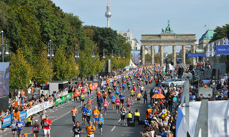 Runners pass through the Brandenburg Gate at the Berlin Marathon