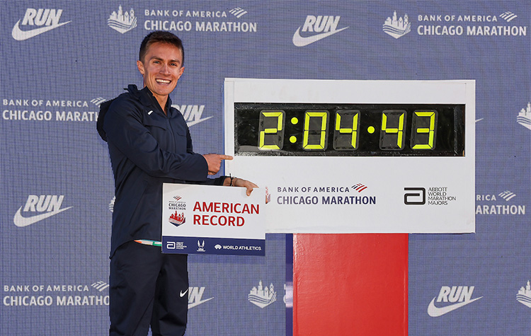 Conner Mantz poses with his American record time at the 2025 Bank of America Chicago Marathon